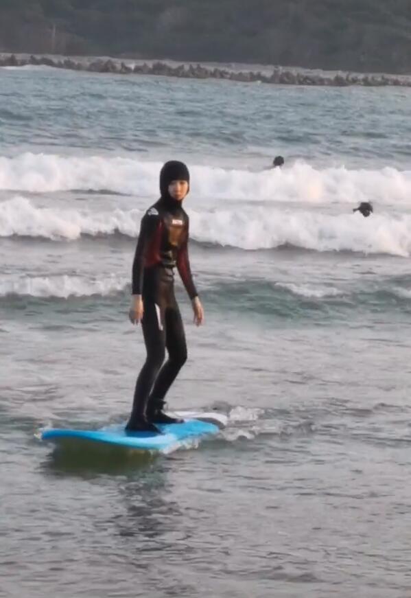 网友偶遇周冬雨冲浪,包裹严实仍被认出,海水冷一遍遍练习很认真