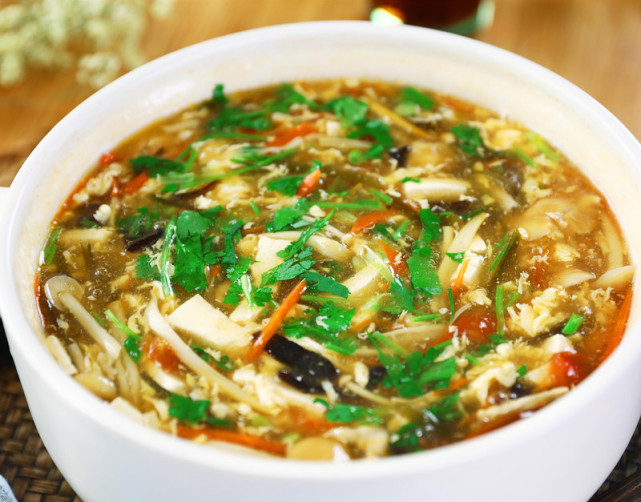 最后滴入香油,放入葱花和香菜即可,做法简单,味道可口的家常版胡辣汤