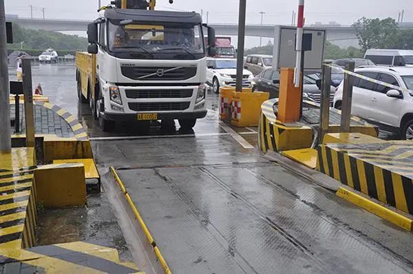 为何各地高速公路入口货车称重检测标准不一?官方回应如下