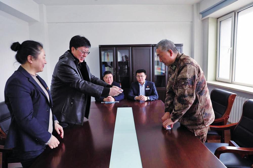 松原军分区有关负责人表示,这不是一张简简单单的卡片,是军人,军属