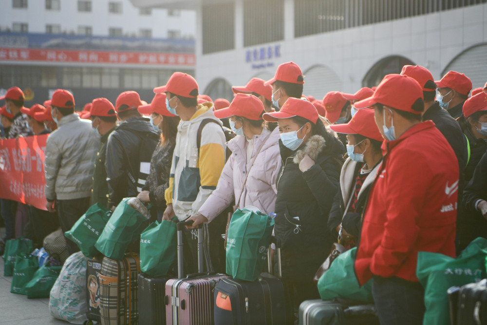 1980余名云南农村劳动力集中外出务工