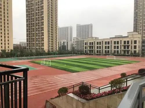 可容纳师生4000余人空港佳园小学挂牌投用