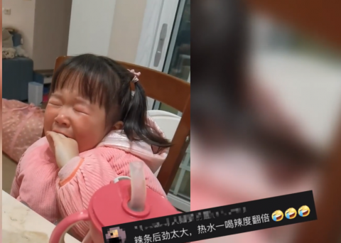 小女孩吃了一口后表示不辣,一旁的大人提醒她不要被辣哭,小女孩则一边