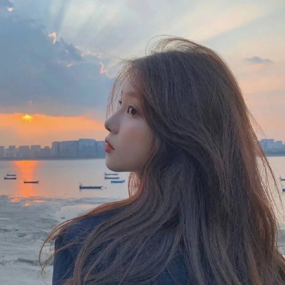 女生头像:"嘴上说着单身挺好,可是看到两个人,还是会沉默"