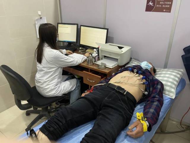 胃痛为啥要查心电图医生的一再坚持却救了杭州大伯一命