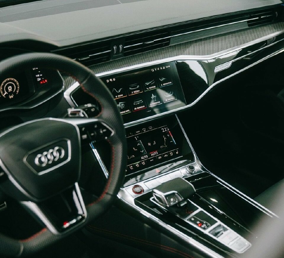 在内饰方面,新款的奥迪车型同样采用了家族设计语言,整车内饰给人的