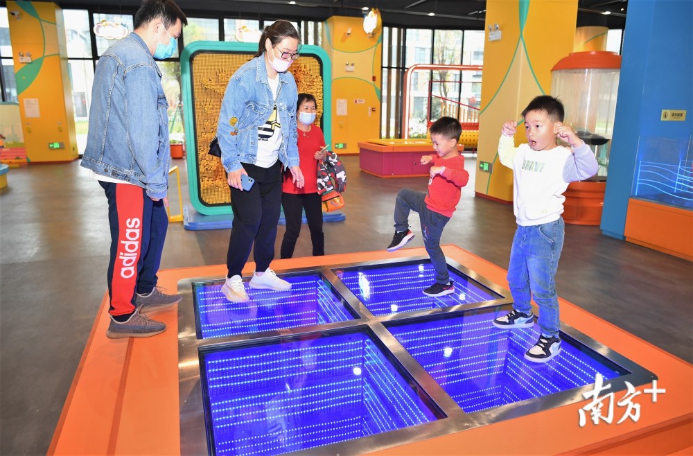 科技馆内,大人小孩尽情嬉戏.