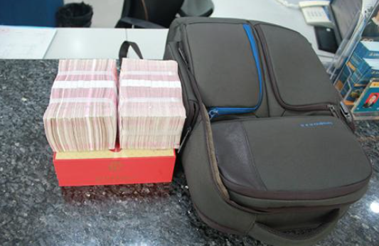 男子上厕所回来,装有10万元现金的背包不见了,涉事旅客:拿错了