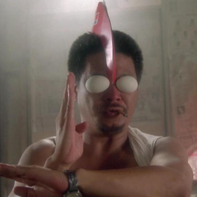 眼看周星驰不上当,吴孟达终于使出"杀招",击碎桌子展示铁砂掌的内力