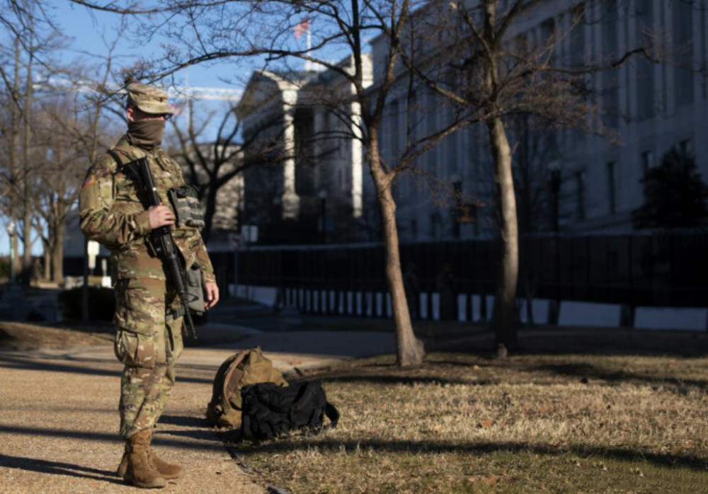还没撤光4900名国民警卫队继续待在华盛顿武器未装弹匣