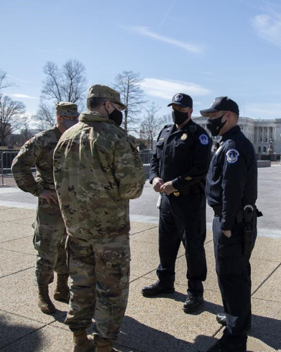 还没撤光4900名国民警卫队继续待在华盛顿武器未装弹匣