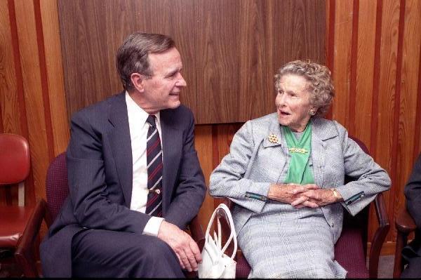 因此患上了严重的抑郁,甚至一度萌生自杀的念头,布什的母亲多萝西