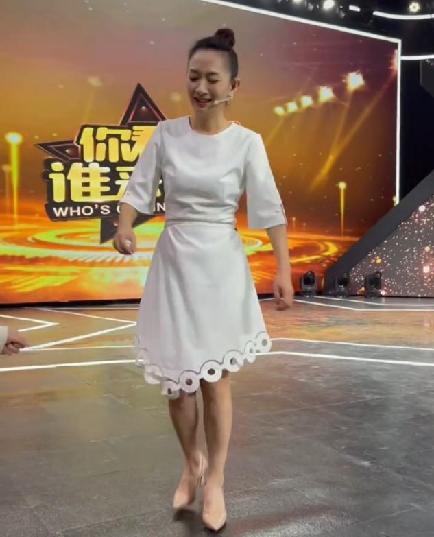 主持人王芳好拼!累到颤抖换鞋需3人搀扶,自曝一天直播能赚百万?