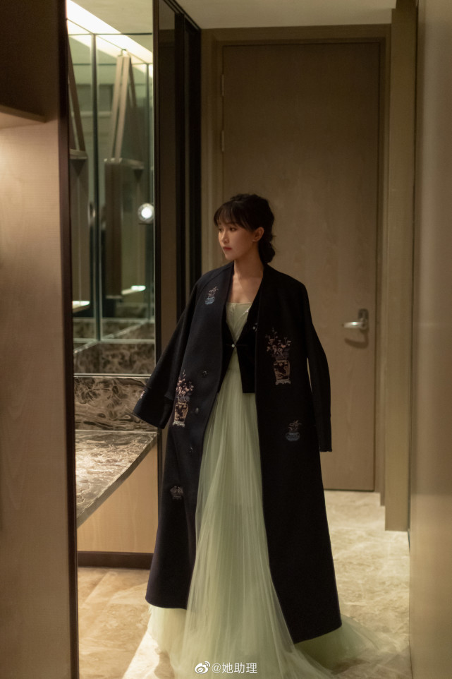 李子柒获2020微博之夜年度热点人物红毯造型尽显东方之美