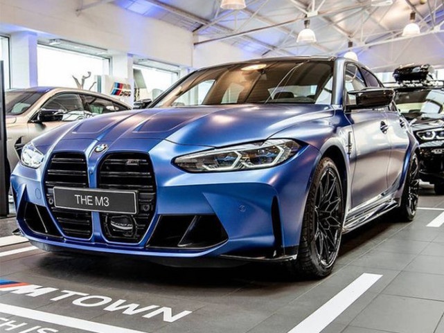 宝马全新m3到店实拍搭30t引擎蓝色哑光漆外观更凶狠