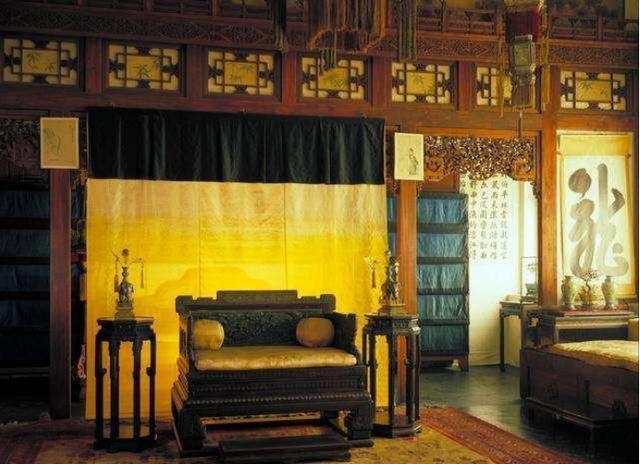 清朝皇宫3吨重龙床现身专家要求上交收藏者给我5个亿