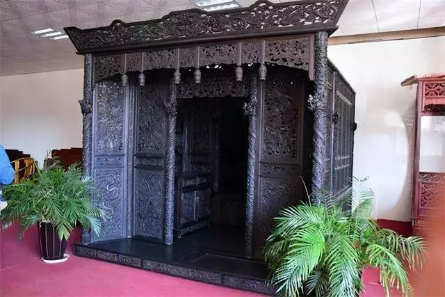 龙床没有任何拼接的痕迹,明显是整块的沉香木所制,十分珍贵.