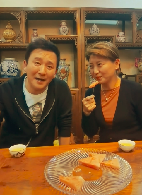 戏骨赵毅与闫学晶同框对歌家中一面墙摆满古玩45岁至今单身