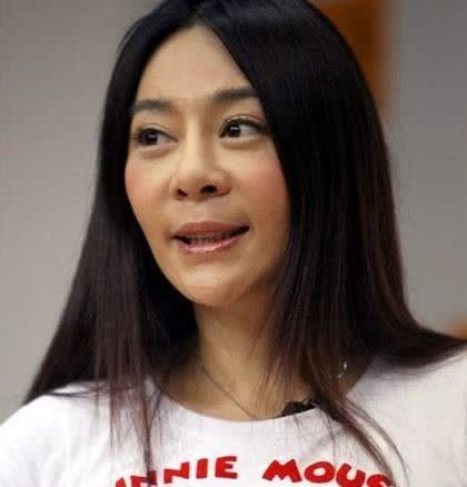 刘德华与她同居3年,转身却娶了朱丽倩,抑郁十年被传嫁华仔替身