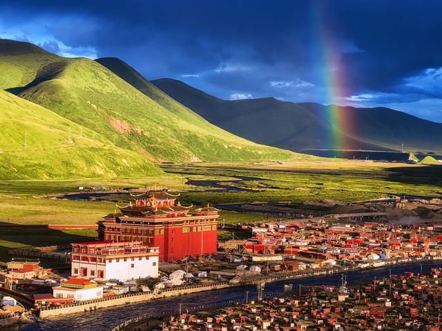 四川省甘孜藏族自治州拥有三座4c级高原机场富有藏族元素风格