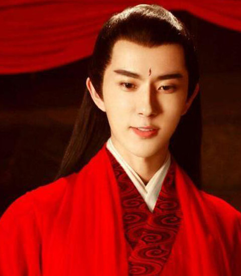 在于朦胧的身上有一种书生的气息,而穿上红衣古装的他更加显得亮眼无