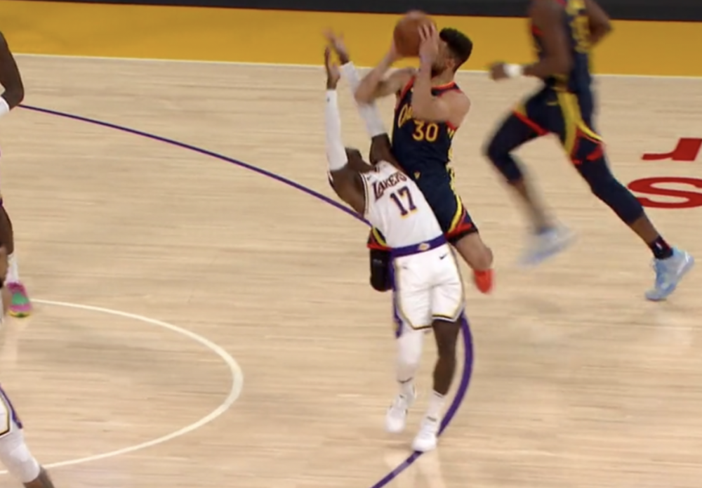 贼喊捉贼库里跳远造犯规细节回放肘击动作真脏湖人众怒