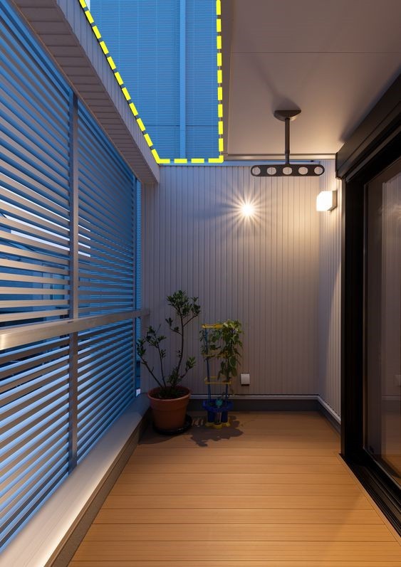 家里阳台功能性太差?不如学学日本阳台,玻璃封一半就多个晾衣房