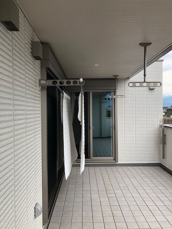 家里阳台功能性太差?不如学学日本阳台,玻璃封一半就多个晾衣房