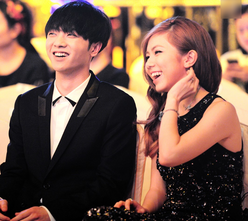 华晨宇邓紫棋同台领奖看清两人的反应这才是对前任最好的尊重