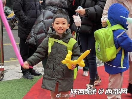喜大普奔神兽回笼第一天家长哼起小曲送娃上学