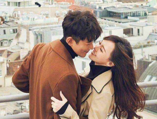 唐嫣罗晋牵手下班照再出圈!网友直呼磕到了,现实夫妻太好嗑_腾讯新闻