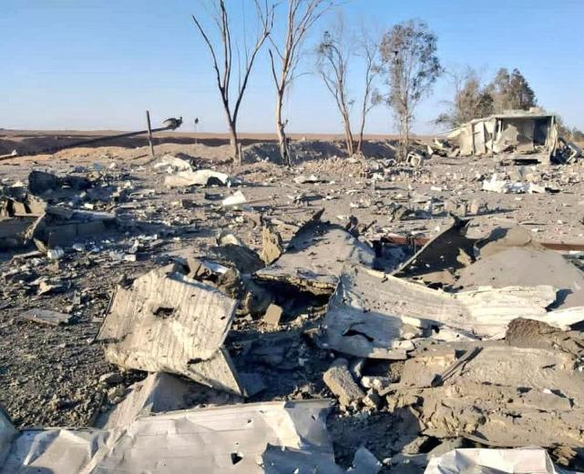 美军空袭叙利亚后,地面一片狼藉