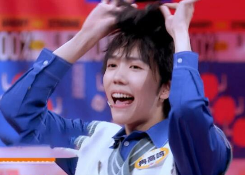 在《奇葩说》第七季车轮战的开杠环节,因为大幅度调动肢体语言的激情