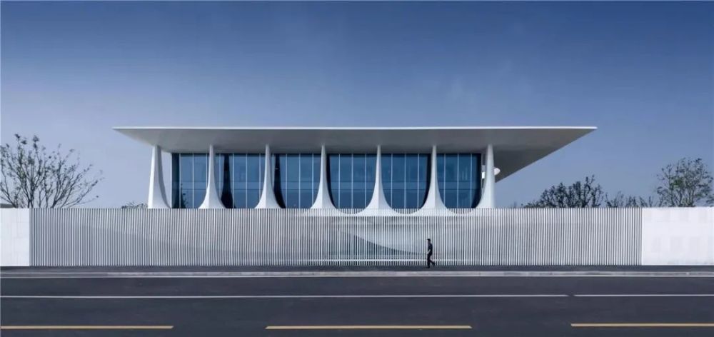 柱廊形成了律动的现代主义建筑悦·艺术馆是深圳粤海城的营销艺术中心