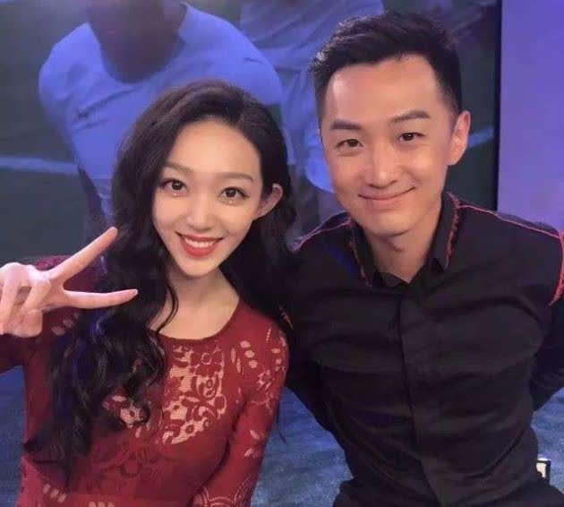 但其实真实情况是舒冬已经结婚五年了,而他的老婆则是演员刘青,本人也