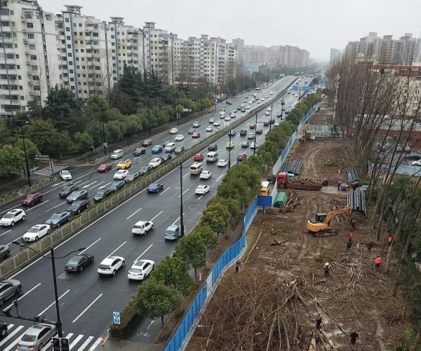 東西通道的地面道路(即浦東大道)已於2020年12月31日全線恢復雙向4