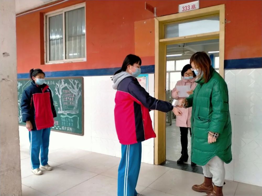 石家庄市鹿泉一中家委会成员帮助组织学生有序入学.