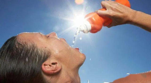 喝水还感到口渴吗?用这个简单的技巧在夏天保持水分_腾讯新闻
