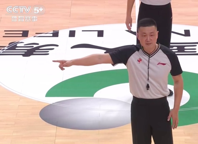 96号裁判争议判罚,取消24秒3 1压哨进球,还加罚技术犯规