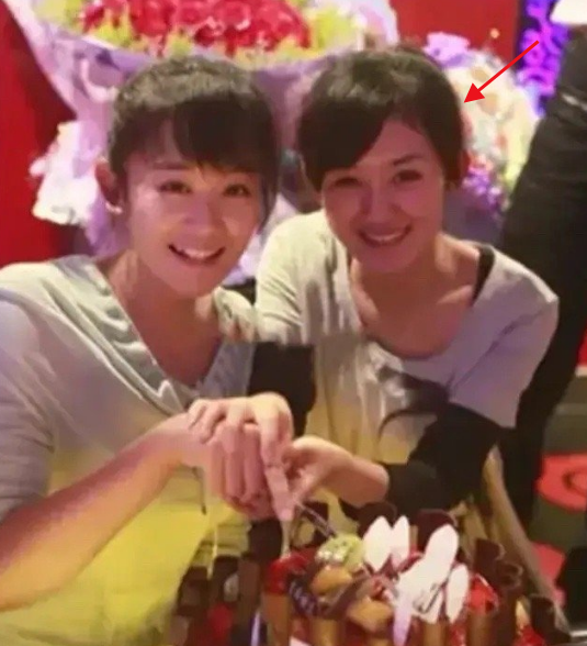 赵丽颖,海陆刚出道ktv"庆生照"曝光!镜头一拉,这颜值绝了