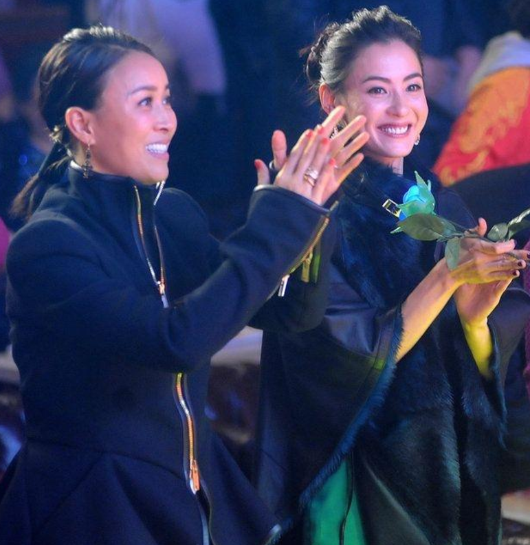 那英称张柏芝小哑巴嗓子让她转变态度爱上自己在台上当众献吻