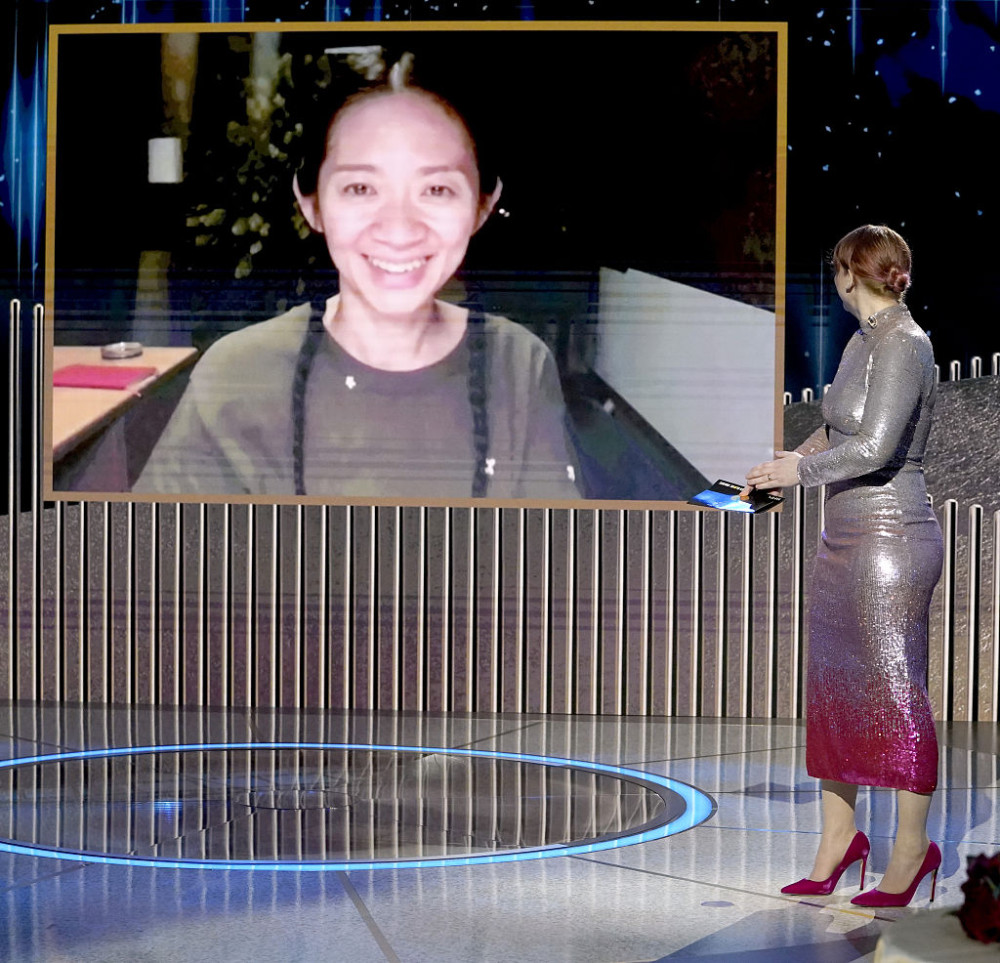 赵婷成首位亚裔金球奖最佳导演王冠获四奖包揽男女主