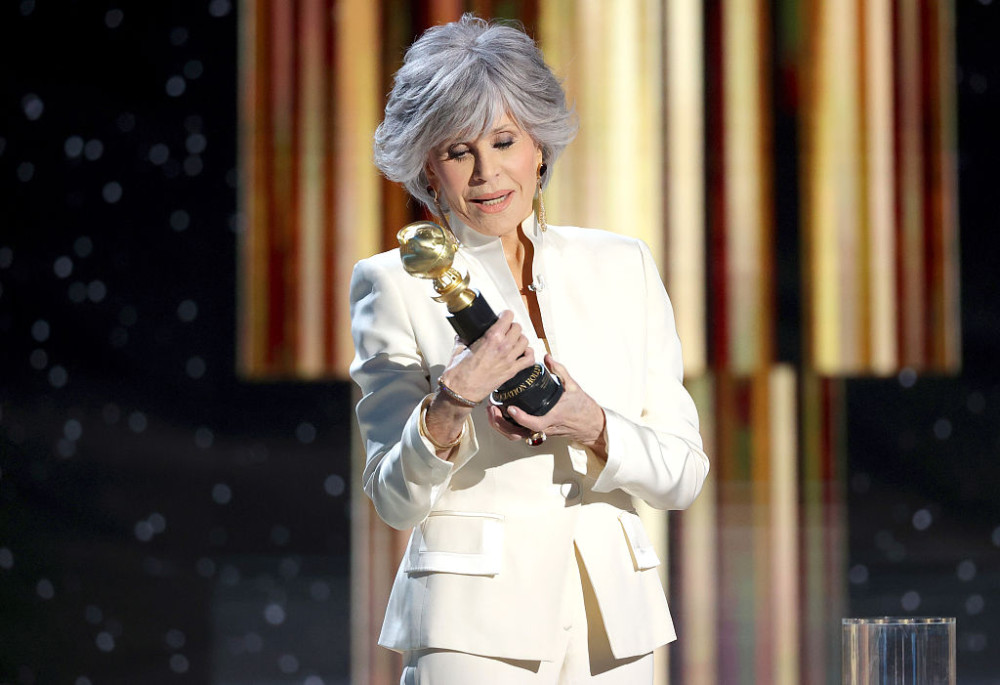 赵婷成首位亚裔金球奖最佳导演王冠获四奖包揽男女主