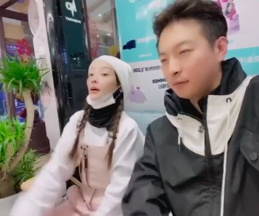 视频中只有马智宇和李小璐两人出镜,一个穿着黑色外套,一个则扎着麻花