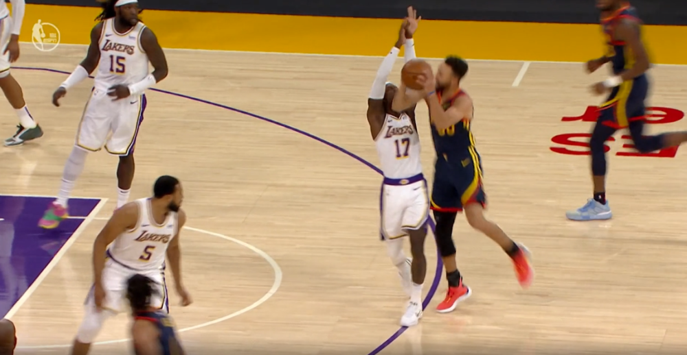 库里造犯规,肘部打到施罗德下巴,乌布雷躲在身后偷笑