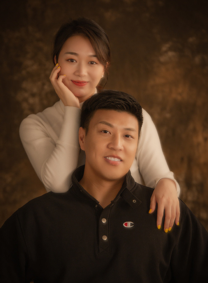 从照片中我们可以看出,杨伊琳的形象发生了很大的改变,原来那个假小子