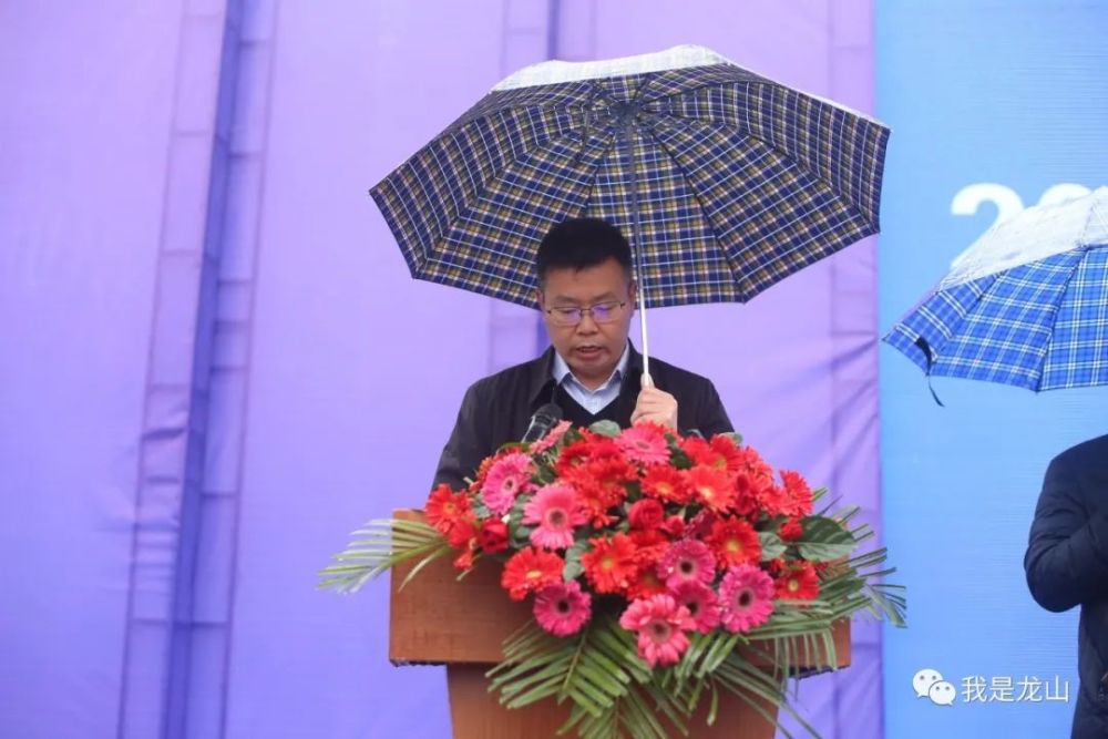 少叶,刘昌顺,石红梅,符家波,黄勇,龙儒文,李冬梅,梁兴华出席开工仪式