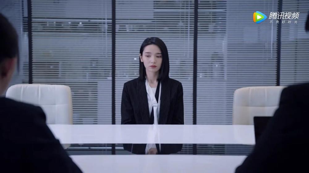 暴风眼:苗霏为了父亲窃取商业机密,而闺蜜周恋身份也即将曝光