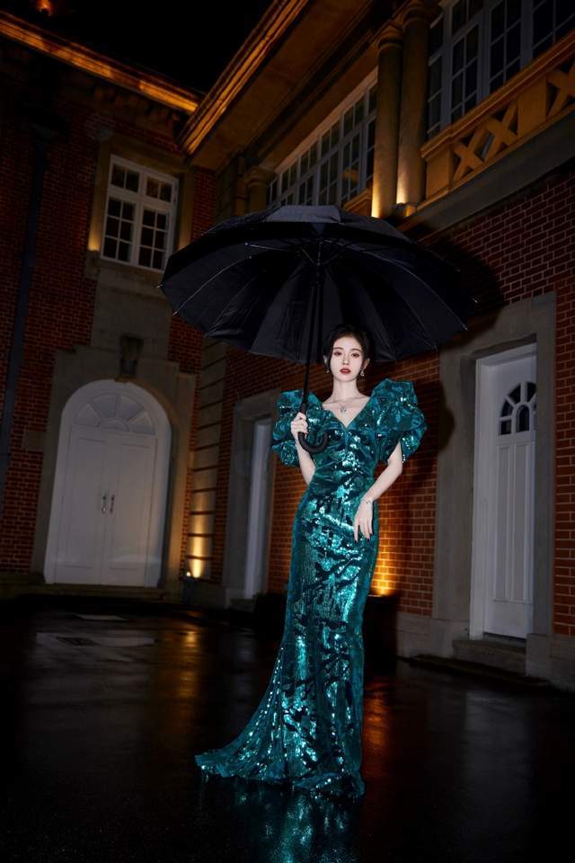 鞠婧祎的小蛮腰真绝一袭墨绿珠光鱼尾裙效果高贵优雅