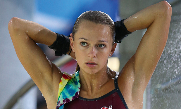 在跳水运动员之中,何姿接近小巧玲珑的类型,而与之相配的是一张甜美系